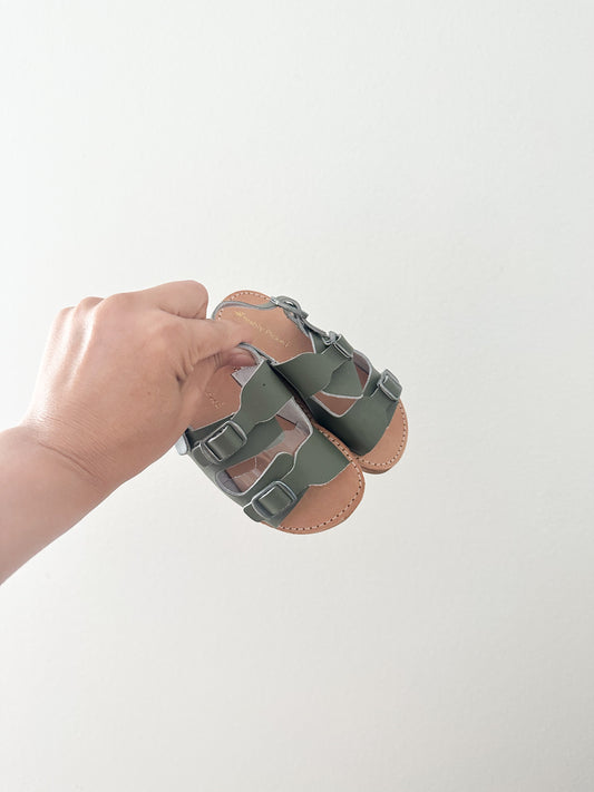 Freshly picked sandals (size 6)