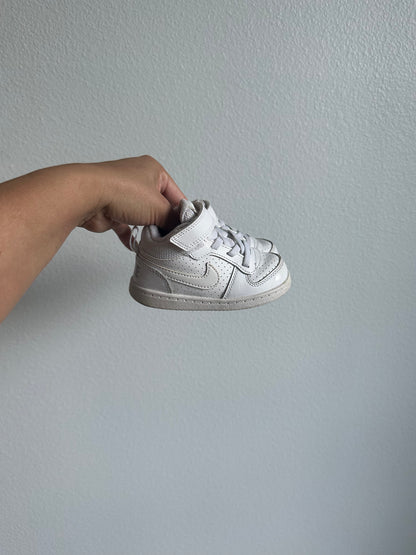White Nike shoes (6c)
