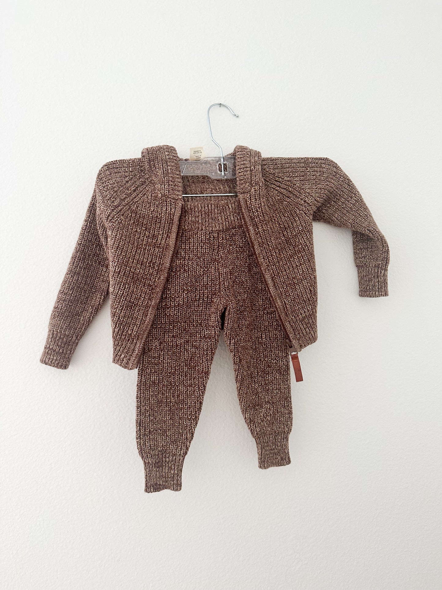 Goumi Knit hoodie, pants and hat in bark (3/6)