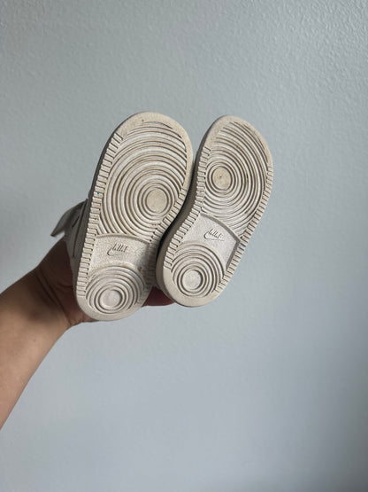White Nike shoes (6c)
