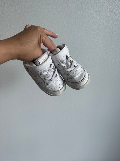 White Nike shoes (6c)