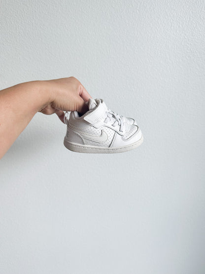 White Nike shoes (6c)