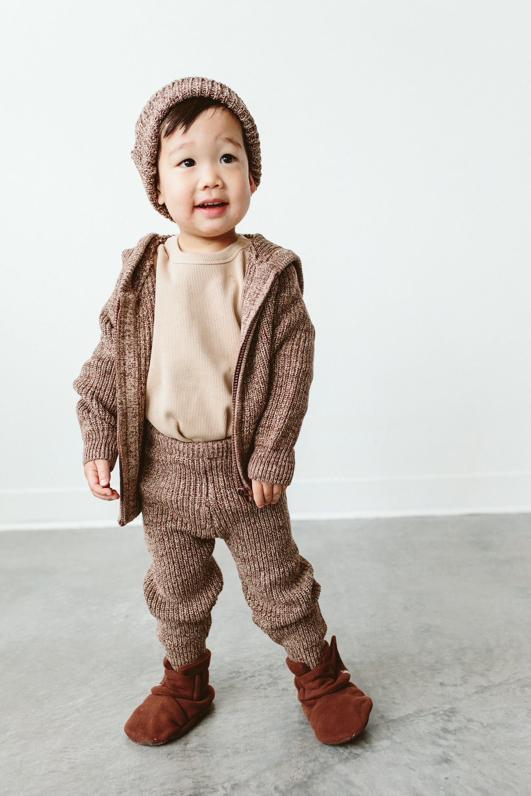 Goumi Knit hoodie, pants and hat in bark (3/6)