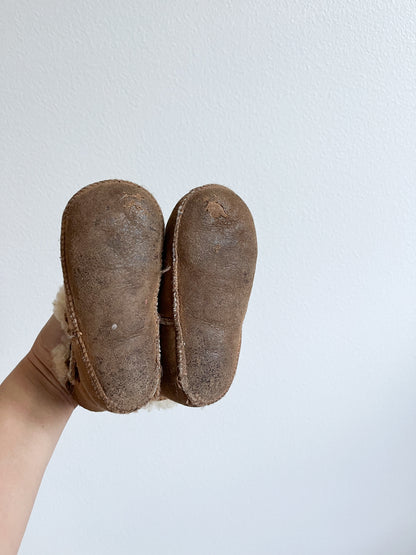 Uggs boots (size: 1-2T )
