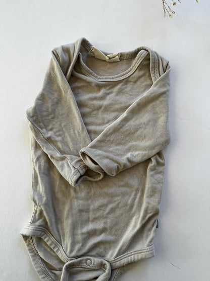 Kyte onesie in oat (Nb)