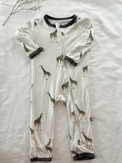 Kyte zippered footie in giraffe (3/6)