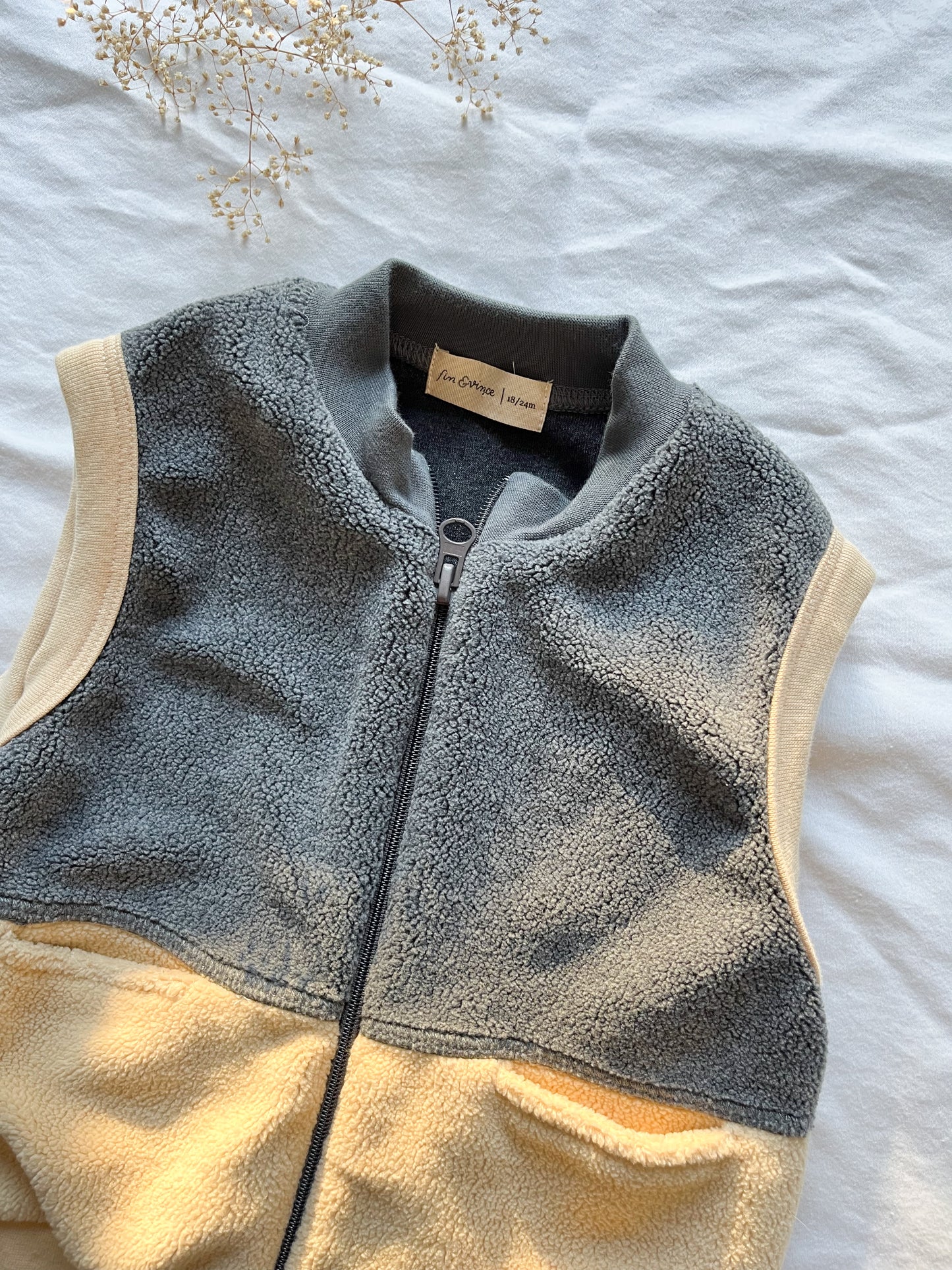 Fin and Vince fleece vest (18/24)