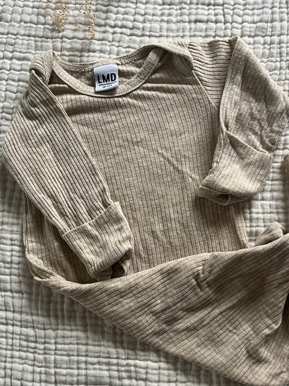LMD neutral Ribbed gown (0/3)