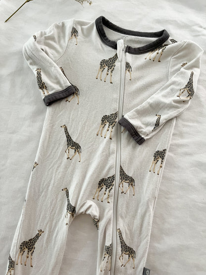 Kyte zippered footie in giraffe (3/6)