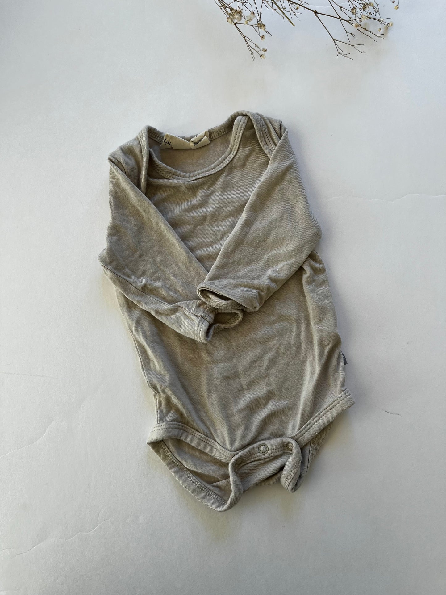 Kyte onesie in oat (Nb)