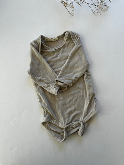 Kyte onesie in oat (Nb)