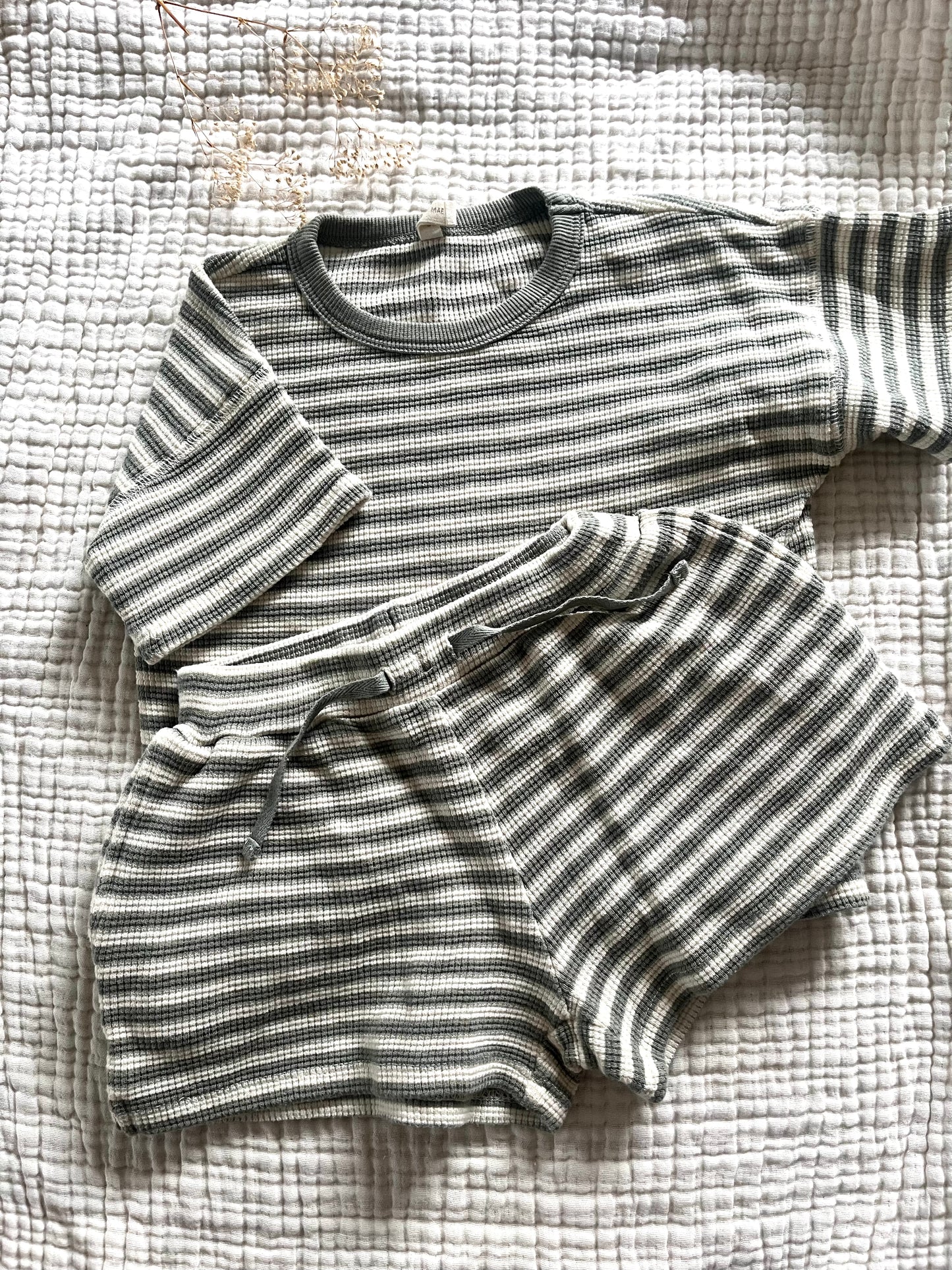 Quincy Mae waffle striped set (2/3T)