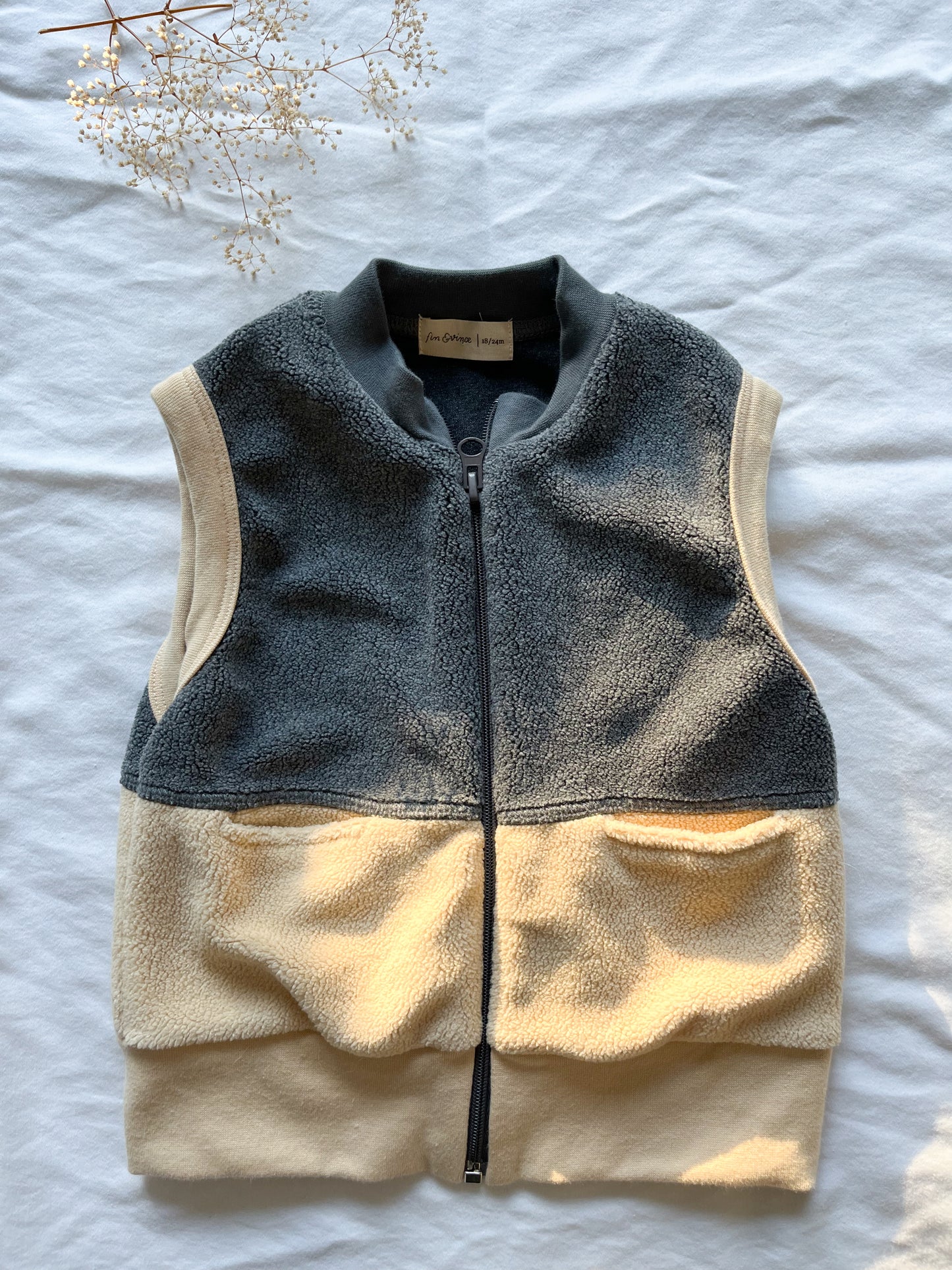 Fin and Vince fleece vest (18/24)